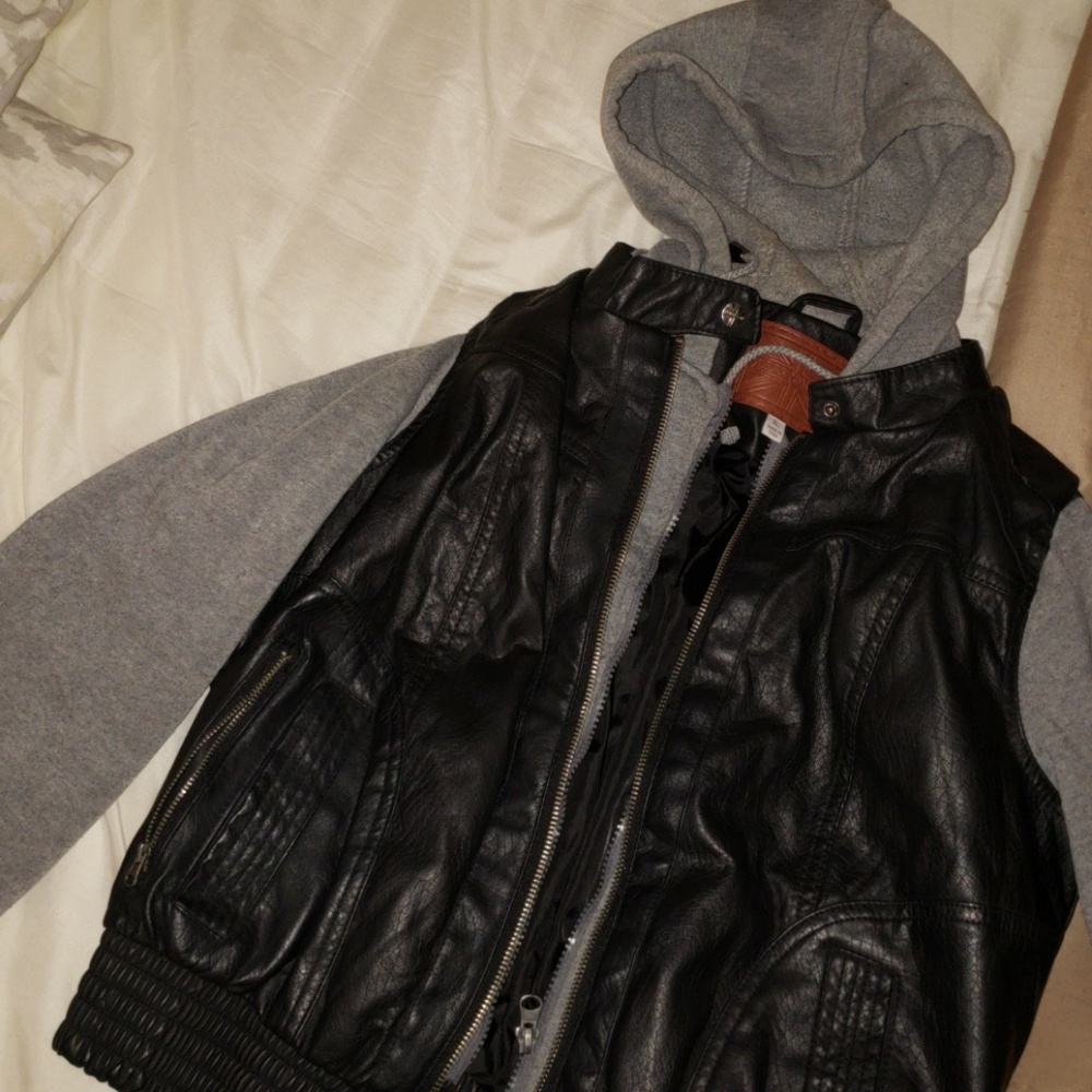 Sweater/Faux leather jacket